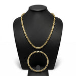Set de cadena y pulsera estilo Fígaro de El Rey Joyero en oro laminado 18k con acabado brillante sobre busto negro.