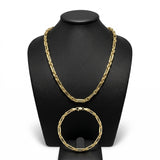 Set de cadena y pulsera estilo Fígaro de El Rey Joyero en oro laminado 18k con acabado brillante sobre busto negro.