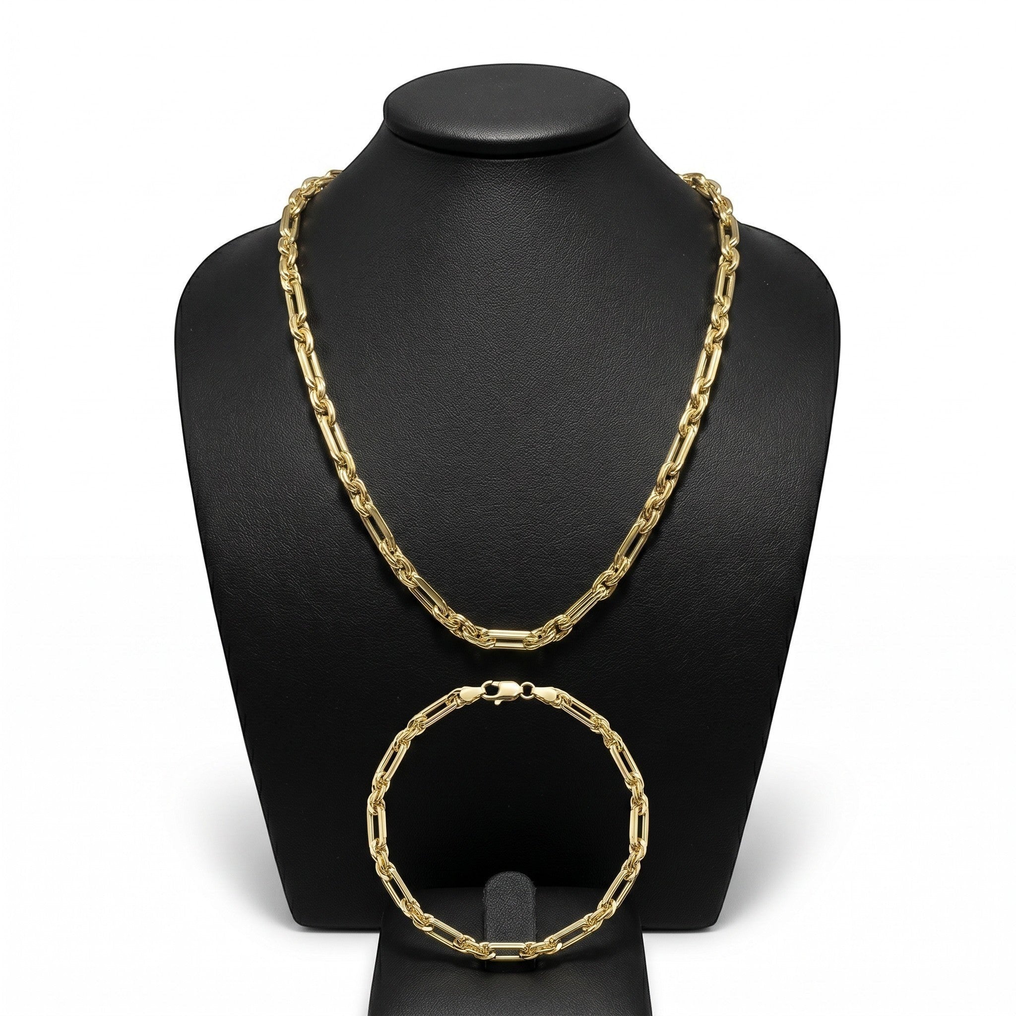 Set de cadena y pulsera estilo Fígaro de El Rey Joyero en oro laminado 18k con acabado brillante sobre busto negro.
