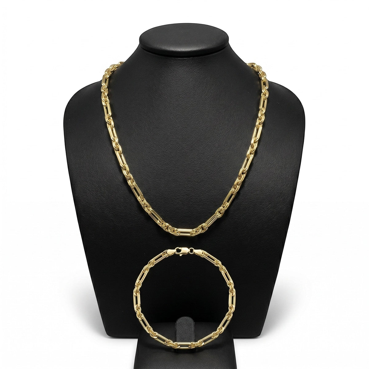 Set de cadena y pulsera estilo Fígaro de El Rey Joyero en oro laminado 18k con acabado brillante sobre busto negro.
