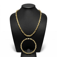 Set de cadena y pulsera estilo Fígaro de El Rey Joyero en oro laminado 18k con acabado brillante sobre busto negro.