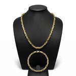 Set de cadena y pulsera estilo Fígaro de El Rey Joyero en oro laminado 18k con acabado brillante sobre busto negro.