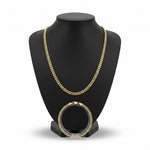 Set de cadena y pulsera estilo Mónaco en baño de oro 18k de El Rey Joyero sobre expositor negro