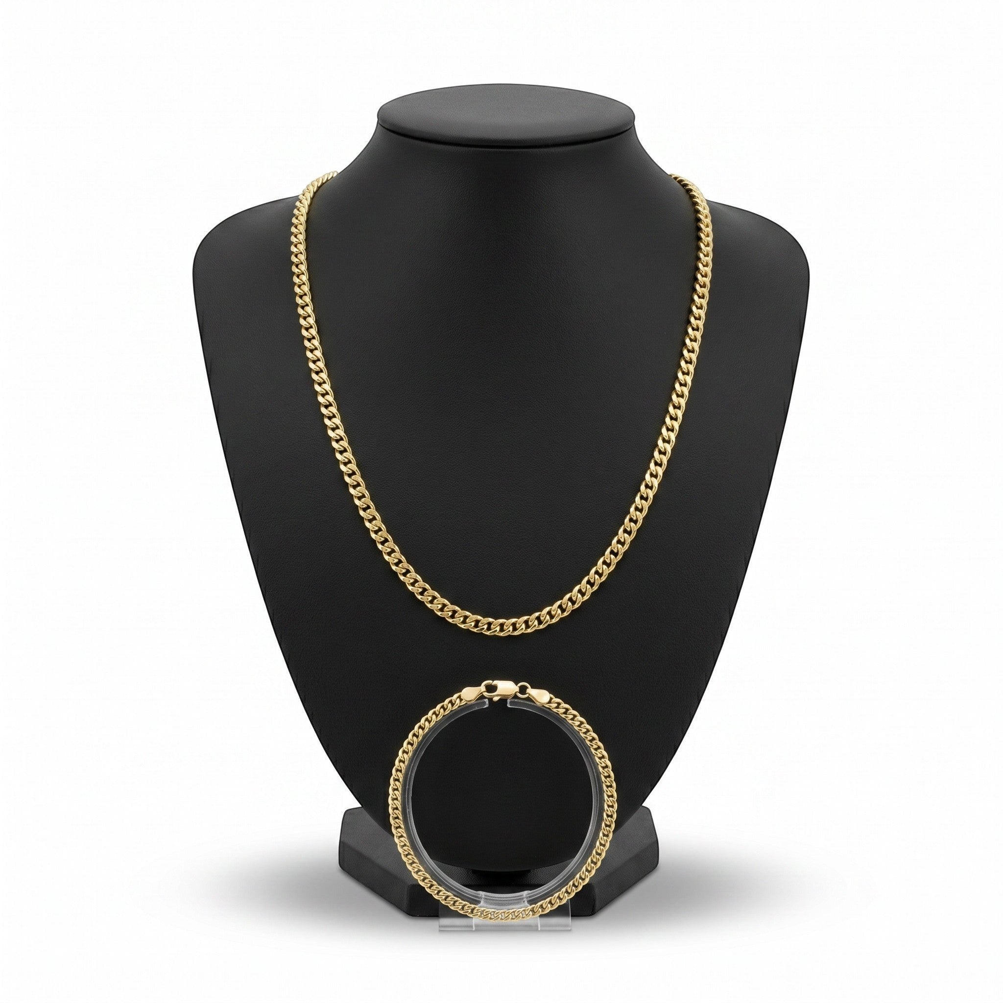 Set de cadena y pulsera estilo Mónaco en baño de oro 18k de El Rey Joyero sobre expositor negro