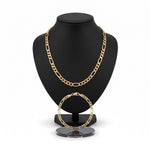 Set de cadena y pulsera Cartier de El Rey Joyero en baño de oro 18k con eslabones estilo figaro sobre exhibidor negro