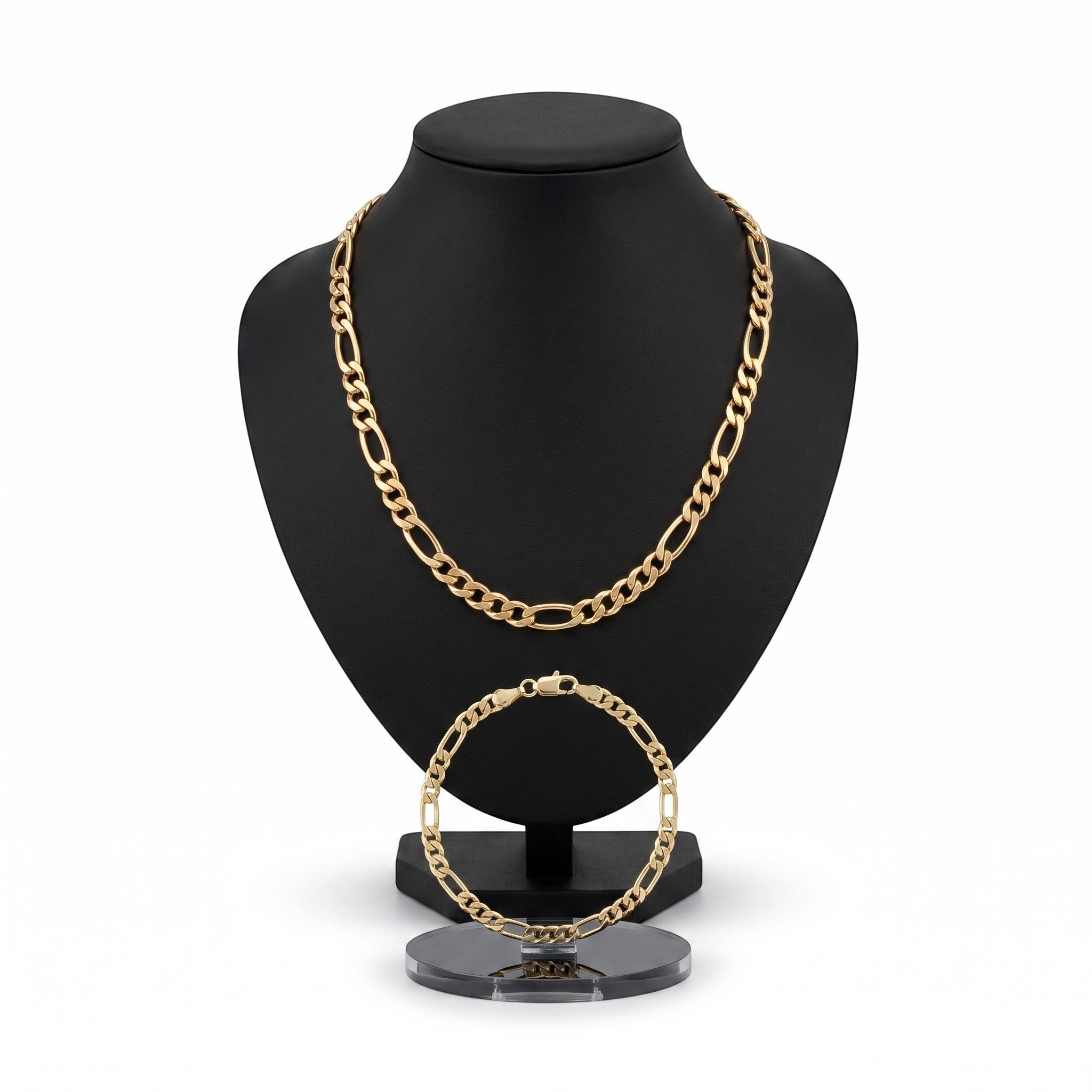 Set de cadena y pulsera Cartier de El Rey Joyero en baño de oro 18k con eslabones estilo figaro sobre exhibidor negro