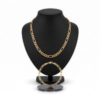 Set de cadena y pulsera Cartier de El Rey Joyero en oro laminado 18k con eslabones clásicos sobre expositor negro