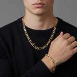 Set de cadena y pulsera Cartier en baño de oro 18k de El Rey Joyero lucido por un hombre con suéter negro