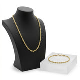 Set de cadena y pulsera torzal en baño de oro 18k de El Rey Joyero sobre expositor negro y base acrílica