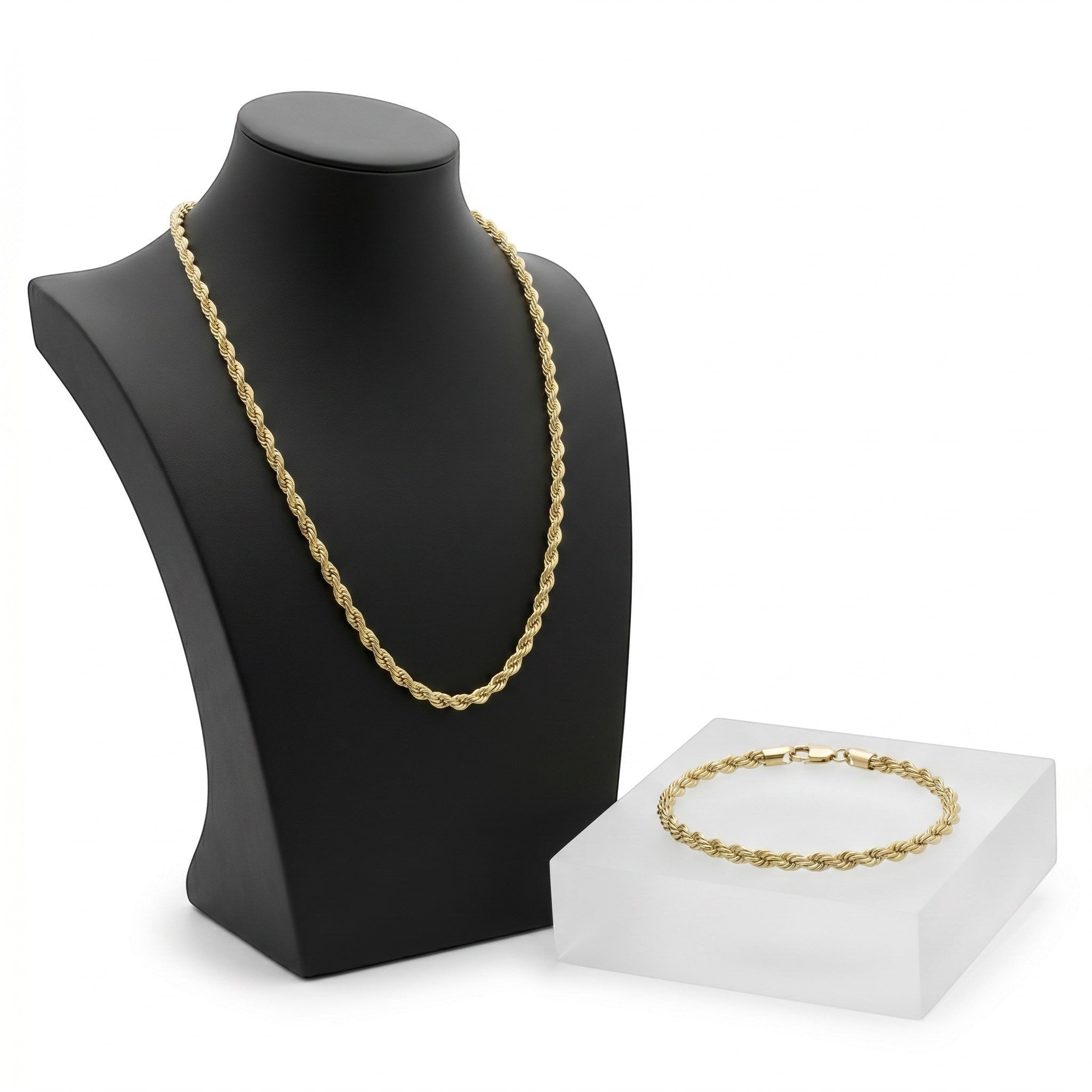 Set de cadena y pulsera torzal en baño de oro 18k de El Rey Joyero sobre expositor negro y base acrílica