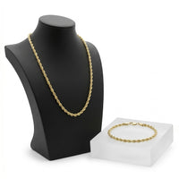 Set de cadena y pulsera torzal en baño de oro 18k de El Rey Joyero sobre expositor negro y base acrílica