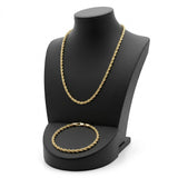 Set de cadena y pulsera torzal delgado con baño de oro 18k de El Rey Joyero sobre expositor negro