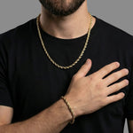 Set de cadena y pulsera torzal El Rey Joyero con baño de oro 18k, lucido por un hombre con camiseta negra.