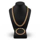 Set de cadena y pulsera tejido chino en oro laminado 18k de El Rey Joyero sobre expositor negro