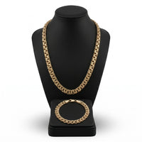 Set de cadena y pulsera tejido chino en oro laminado 18k de El Rey Joyero sobre expositor negro