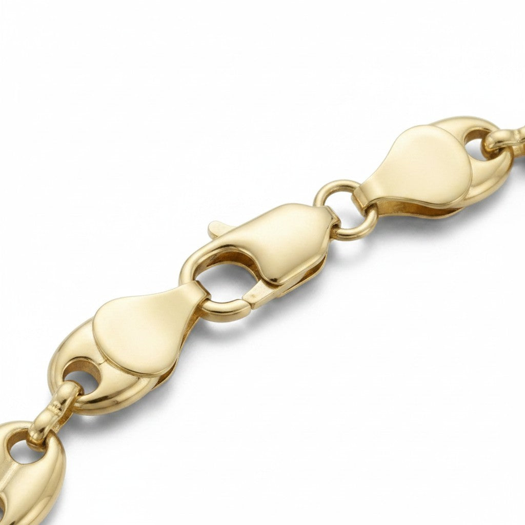 Collar de cadena con eslabones marinos en tono dorado pulido, detalle de cierre de mosquetón resistente.
